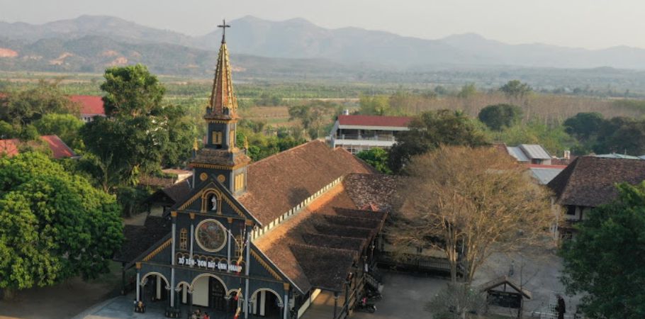 nhà thờ gỗ kon tum