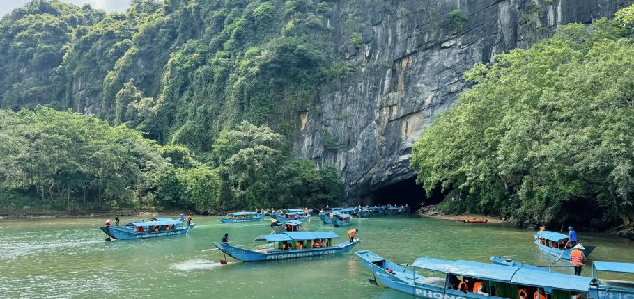Du Thuyền Trên Sông Son: Trải Nghiệm Khi Đến Quảng Bình